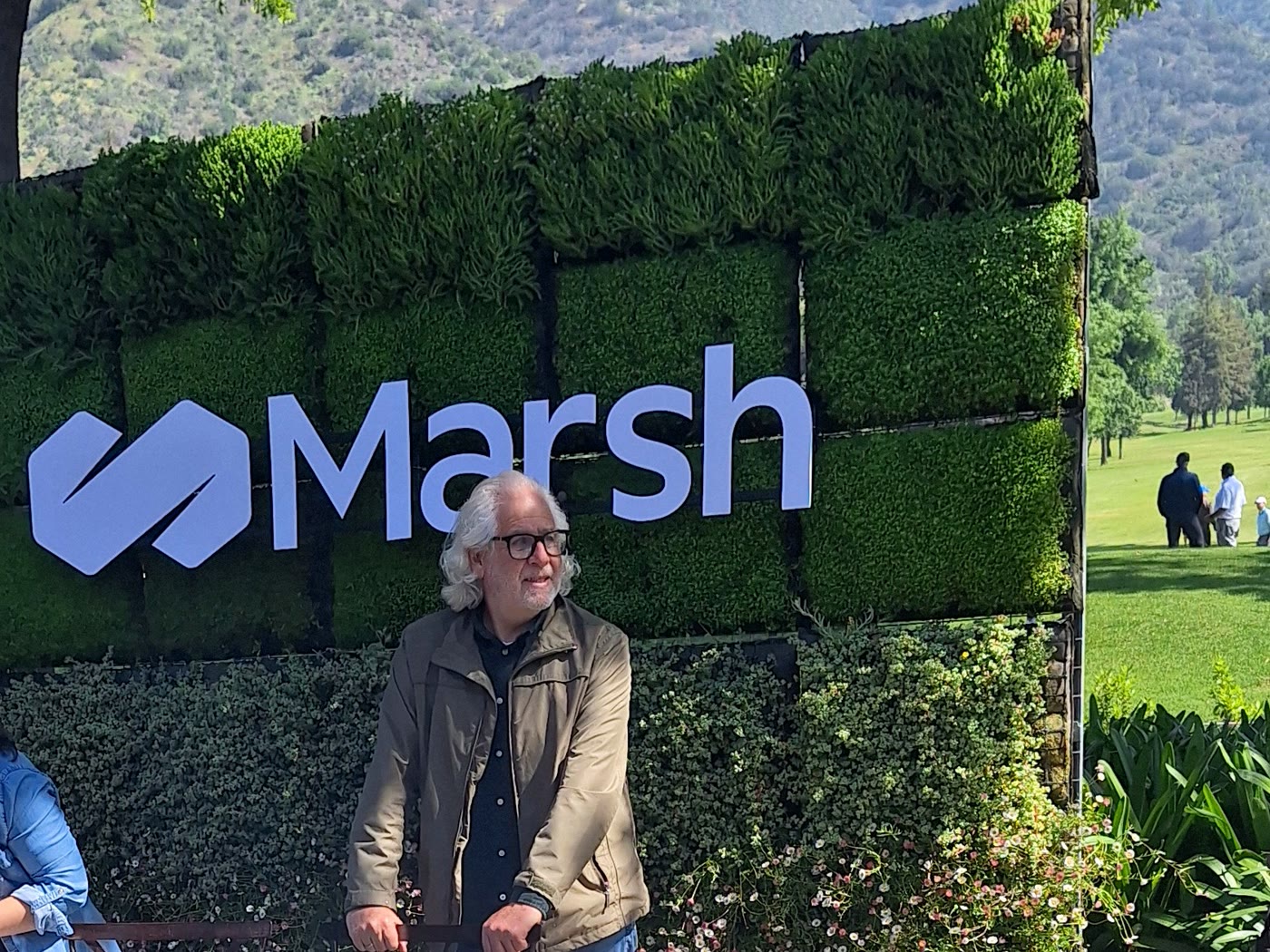 Jardín vertical corporativo integrado a una activación de marca